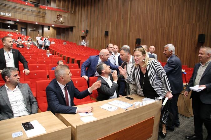 CHP’liler genel kurulu terk etti! Büyükakın: 'İftira ediyorsunuz'