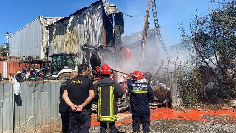 Alev alev yanan boya fabrikasında büyük çapta maddi hasar oluştu