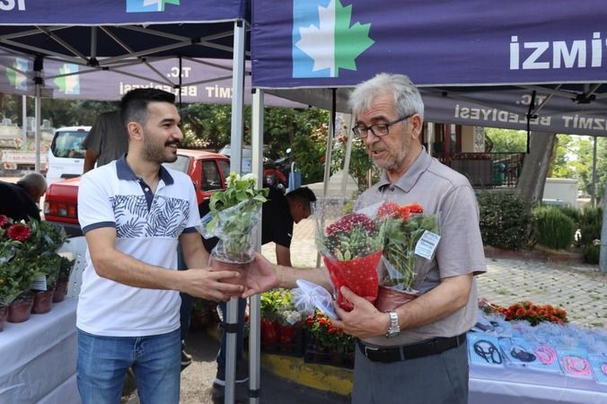 İzmit Belediyesi mezarlıkları ziyaret eden vatandaşlara çiçek ve cüz dağıttı