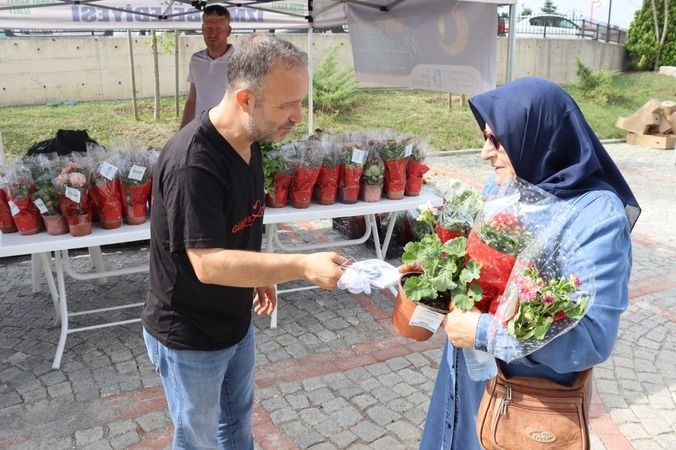 İzmit Belediyesi mezarlıkları ziyaret eden vatandaşlara çiçek ve cüz dağıttı