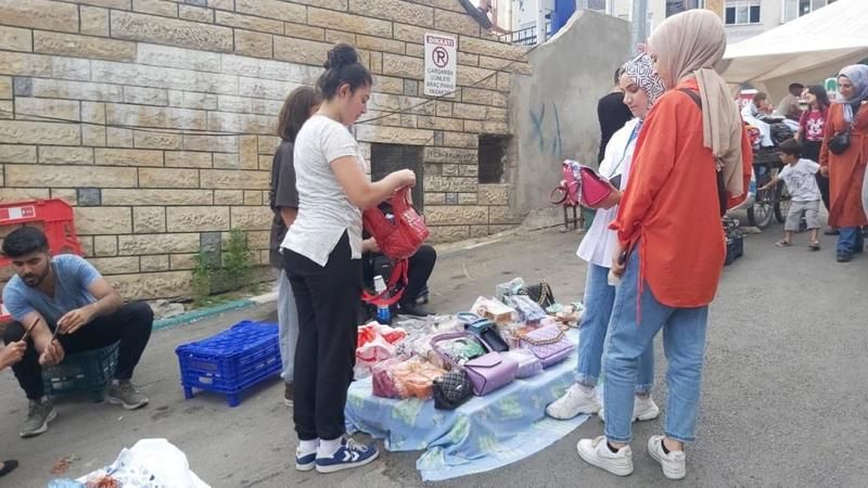 Eğitim hayali için pazarda tezgah açıyor