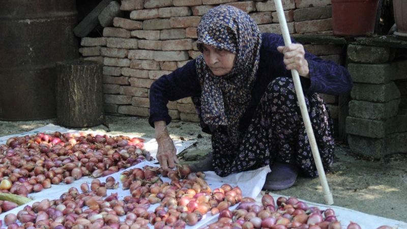 Sabriye nine, anılarıyla yüzlerde tebessüm oluşturuyor