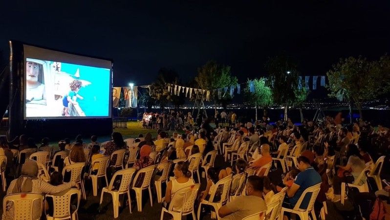 Başiskele'de çocuklar sahilde açık hava sinema keyfini yaşadı