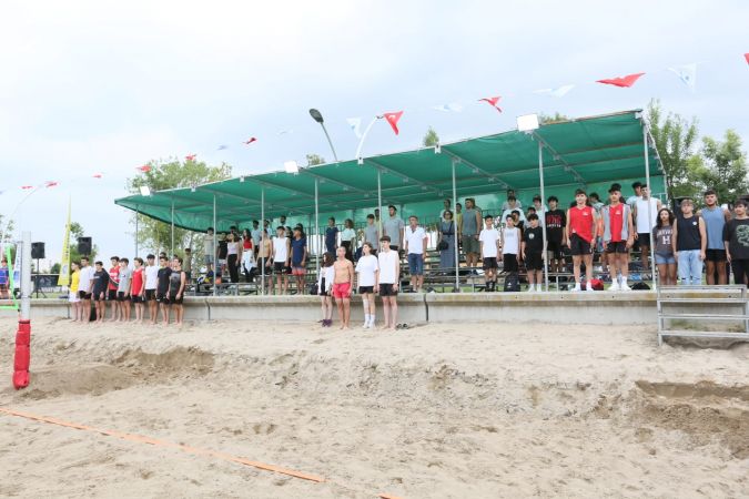 Derince'de Plaj Voleybolu Heyecanı Başladı