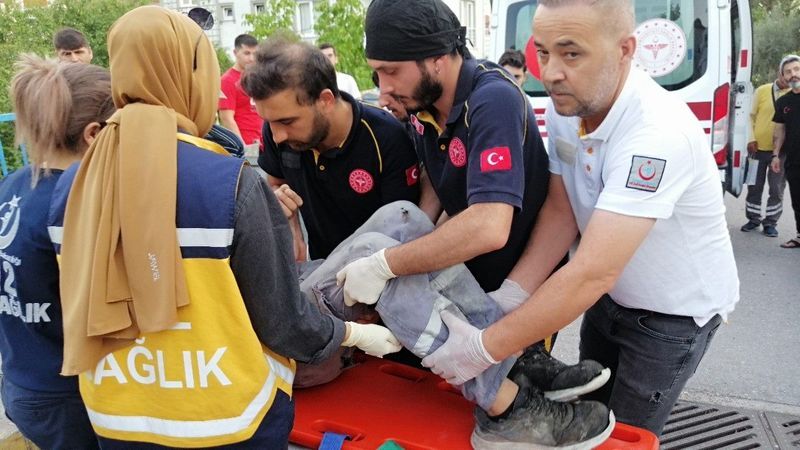 Freni patlayan elektrikli motosiklet devrildi: 2 yaralı