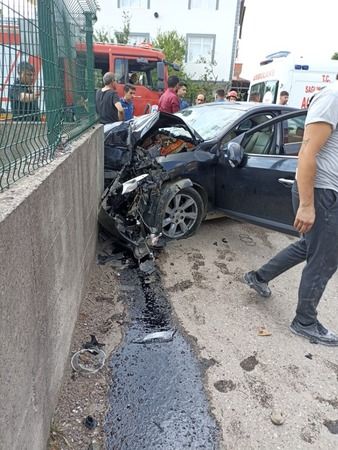  Tansiyonu düşen sürücü bahçe duvarına çarpıp otomobilde sıkıştı