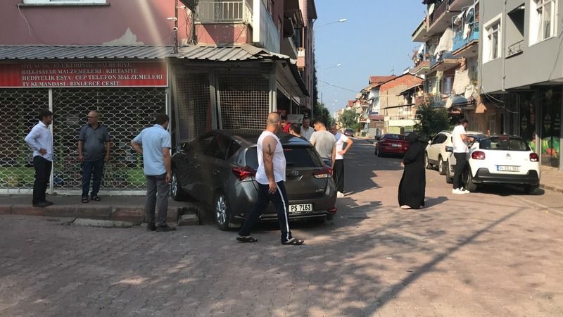 Çarpışan otomobillerden biri marketin kepenklerine girdi