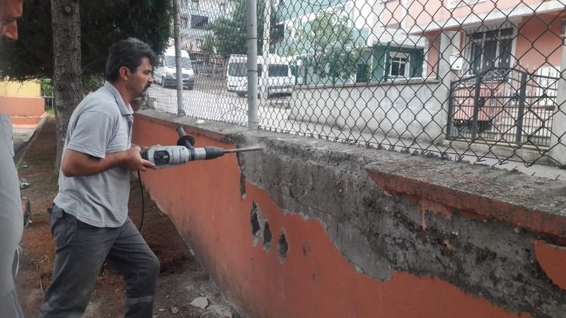  Körfez Belediyesi okulların eksikliklerini gideriyor