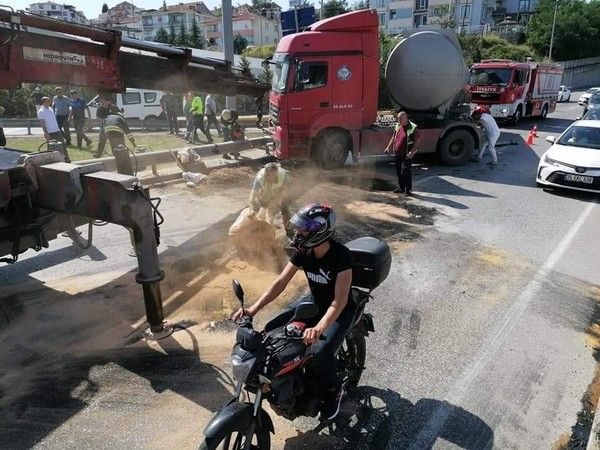 Bariyerlere çarpan tırdan burnu bile kanamadan çıktı