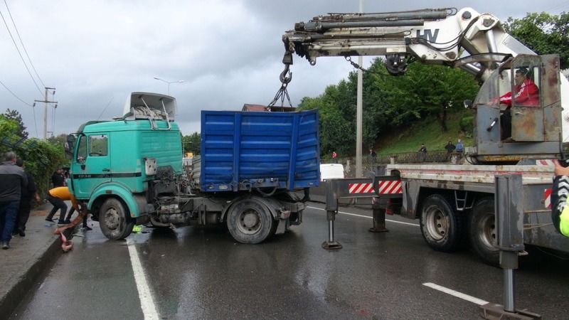 Tır makaslayıp yolu kapatınca trafik 2 saat durdu