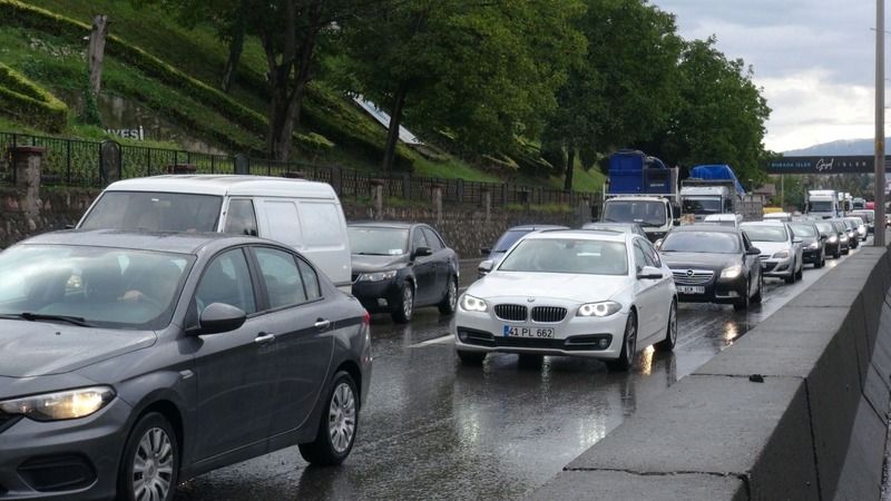 Tır makaslayıp yolu kapatınca trafik 2 saat durdu