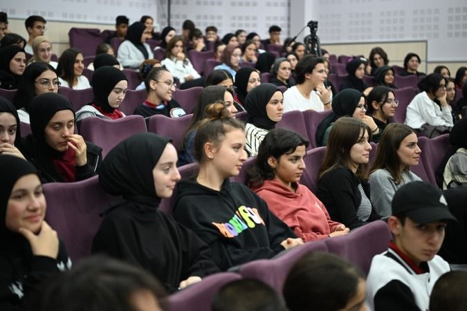 Kartepe'de sınava hazırlanan gençlere yönelik söyleşi yapıldı