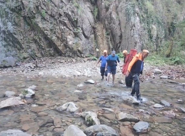  Yürüyüş için gittiği kanyonda omzu çıkan vatandaşa kurtarma operasyonu