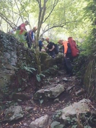  Yürüyüş için gittiği kanyonda omzu çıkan vatandaşa kurtarma operasyonu