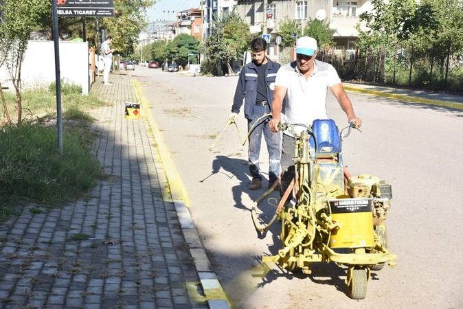 Kartepe’de bordür taşları boyanıyor