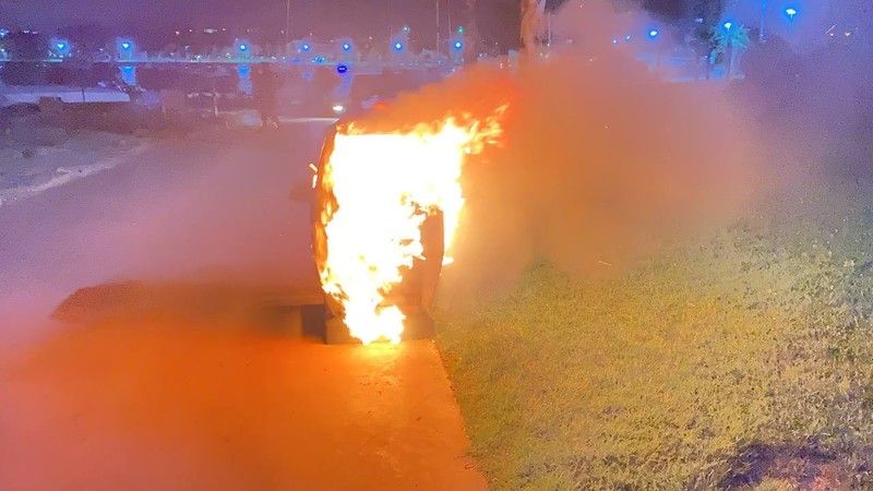 Sahildeki çöp konteynerini ateşe verdiler