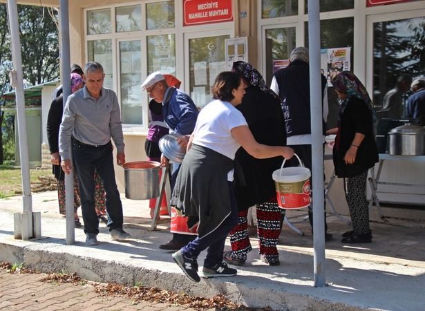 Kapı kapı dolaşıp, her gün farklı köyde ücretsiz salça çekiyorlar