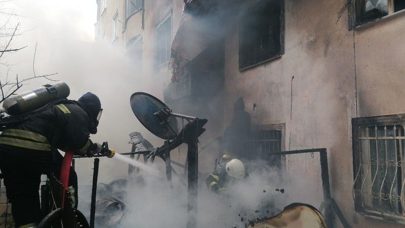 Odunlukta çıkan yangın apartmanın 1. katına sıçradı