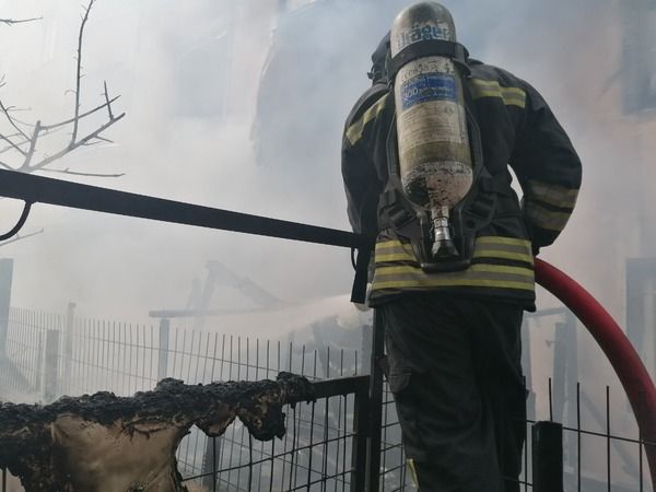 Odunlukta çıkan yangın apartmanın 1. katına sıçradı