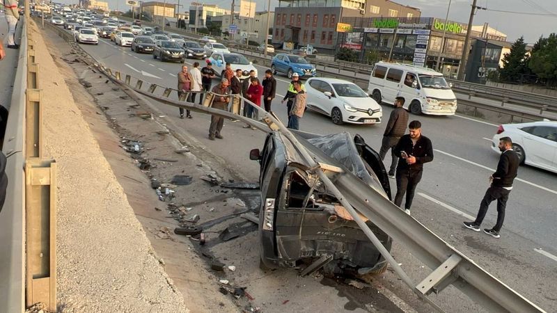 Bariyerlere çarpan ticari araç 80 metre sürüklendi