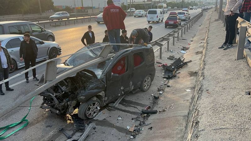 Bariyerlere çarpan ticari araç 80 metre sürüklendi