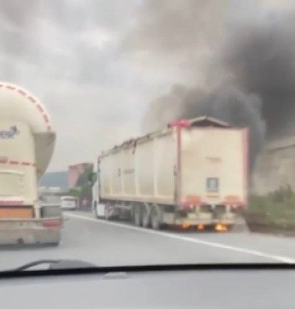  TEM’de tırın dorsesi alevlere teslim oldu