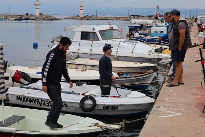 Teknelerini bağlayan balıkçılar, rahat uyku uyuyamıyor