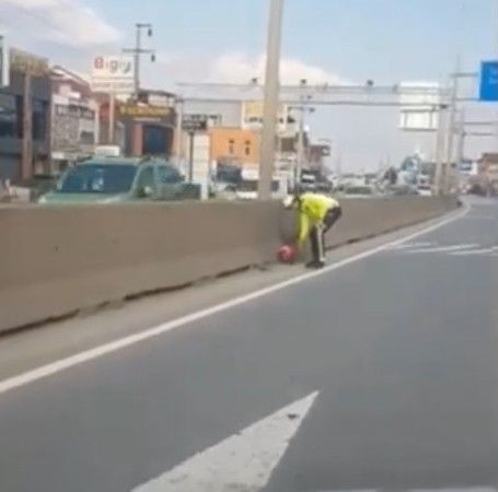 Yere düşen bayrak için trafiği durdurdu