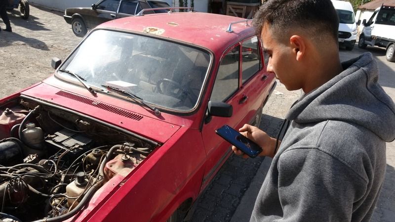 1983 model arabaya kendi yazılımı ile yeni özellikler ekledi