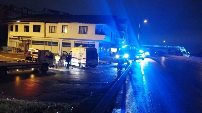 Takla atan ambulans hurdaya döndü: 3 yaralı