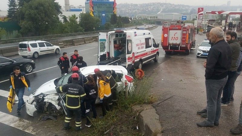 Otomobilde sıkışan sürücüyü itfaiye kurtardı