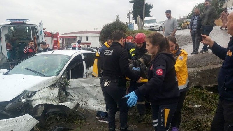 Otomobilde sıkışan sürücüyü itfaiye kurtardı