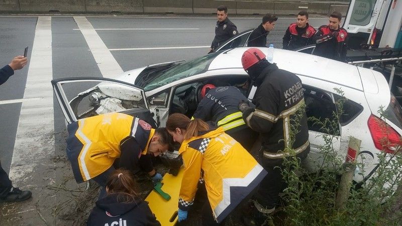 Otomobilde sıkışan sürücüyü itfaiye kurtardı