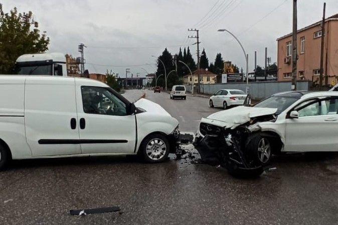 Otomobil ve hafif ticari araç kafa kafaya çarpıştı: 2 yaralı