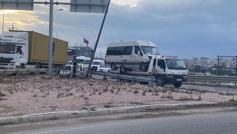  Bariyere çarpan servis aracının sürücüsü yaralandı