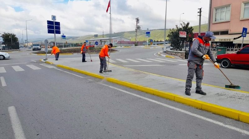  Körfez’de yollar ve caddeler temizleniyor