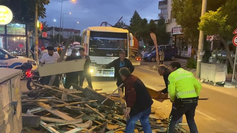 Traktörün römorku devrildi, yola saçılan tahtaları polis ve vatandaş böyle topladı