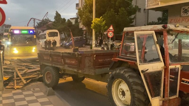 Traktörün römorku devrildi, yola saçılan tahtaları polis ve vatandaş böyle topladı