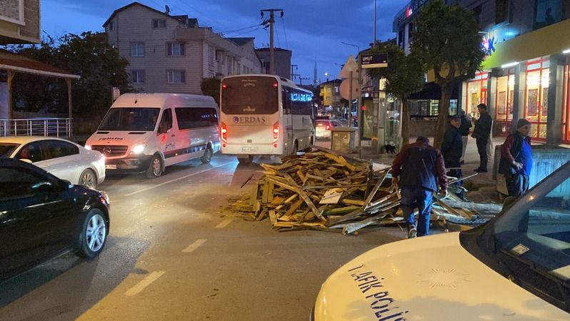 Traktörün römorku devrildi, yola saçılan tahtaları polis ve vatandaş böyle topladı