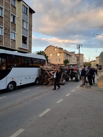 Traktörün römorku devrildi, yola saçılan tahtaları polis ve vatandaş böyle topladı