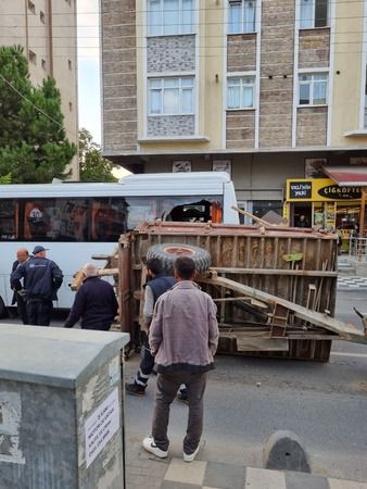 Traktörün römorku devrildi, yola saçılan tahtaları polis ve vatandaş böyle topladı