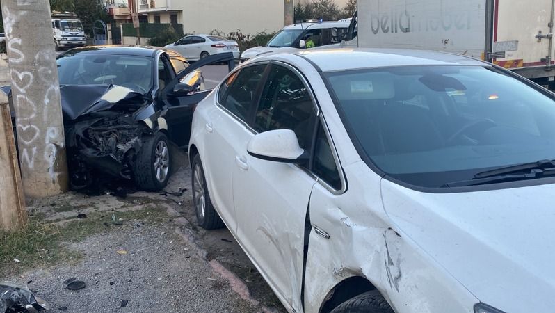 Önce otomobile sonra direğe çarptı: 2 yaralı