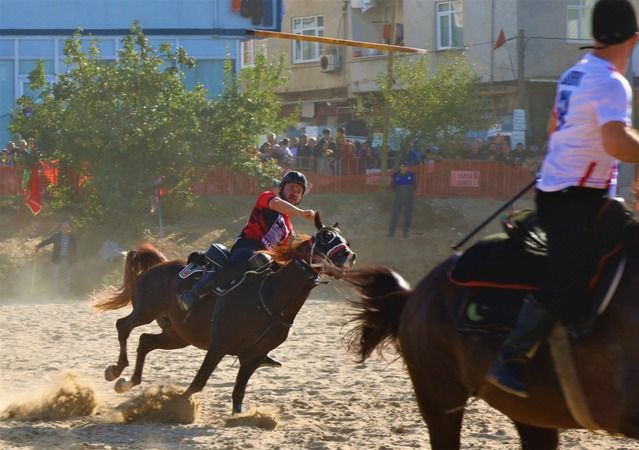 Ata sporunu gelecek nesillere aktarmak için at koşturdular