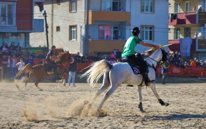 Ata sporunu gelecek nesillere aktarmak için at koşturdular