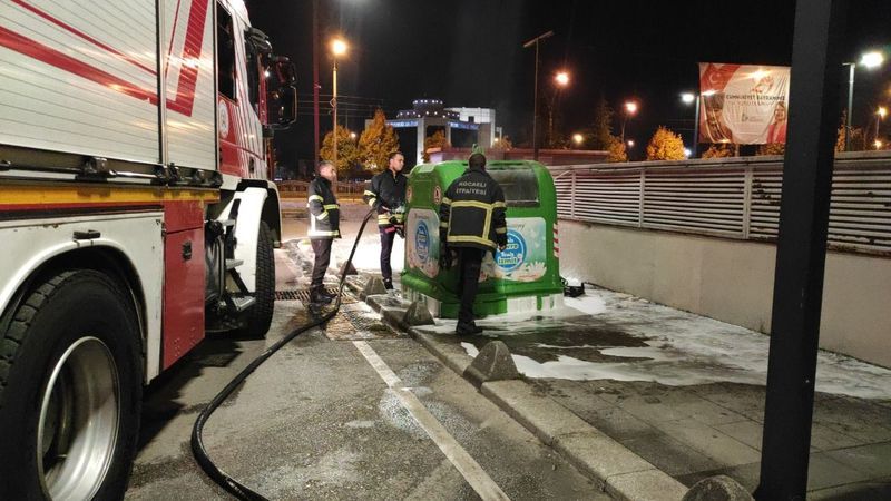 Çöp konteynerine atılan izmarit yangın çıkardı