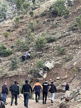 Odun keserken uçurumdan yuvarlanarak hayatını kaybetti