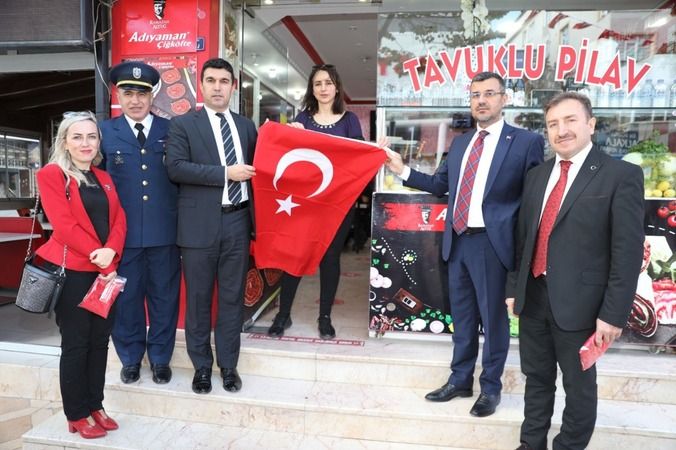 Körfez’de 9 bin 900 bayrak dağıtıldı