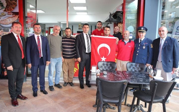 Körfez’de 9 bin 900 bayrak dağıtıldı