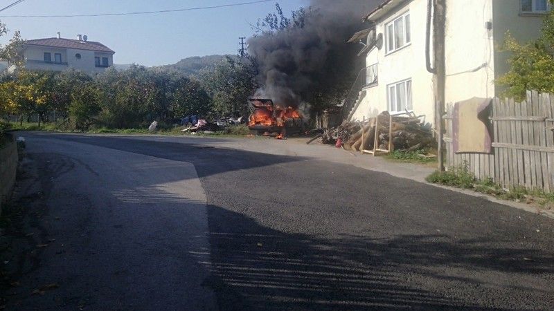 Park halindeki otomobil alev alev yandı