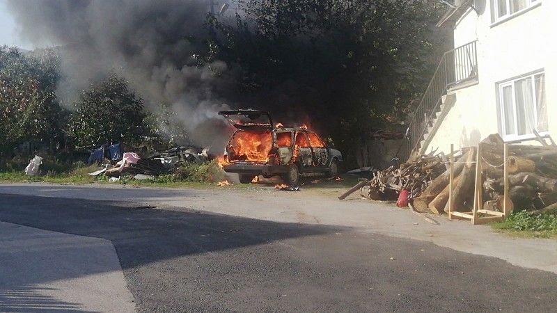 Park halindeki otomobil alev alev yandı